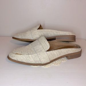 ✨Barely worn✨ cream textured small heeled flat!